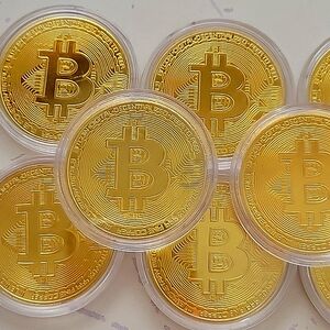 🌟 10x 24k Plated Bitcoin Rounds in Case Physical Bitcoin